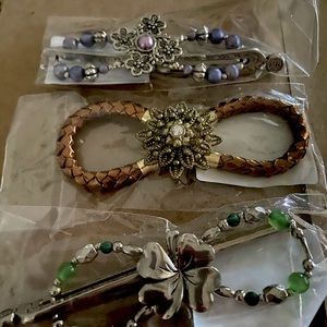 Lilarose hair clips.  https://www.lillarose.biz/VitoLeslie